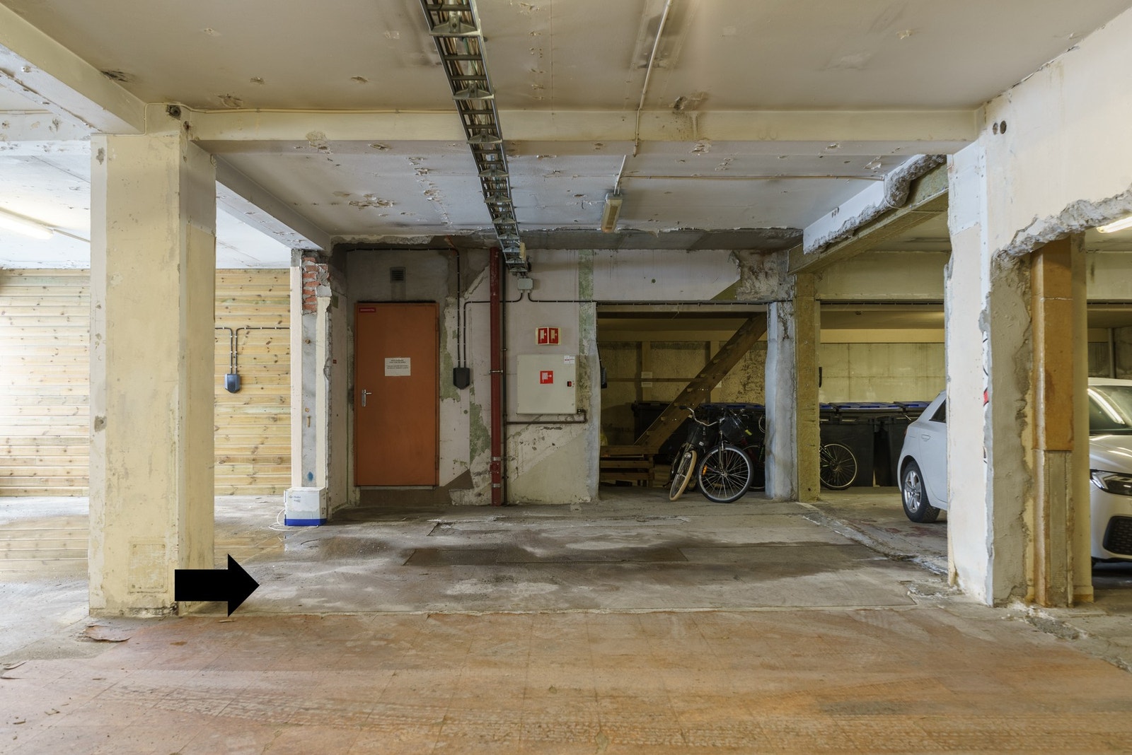 En parkeringsplass i lukket anlegg med elbillader. Galleribilde