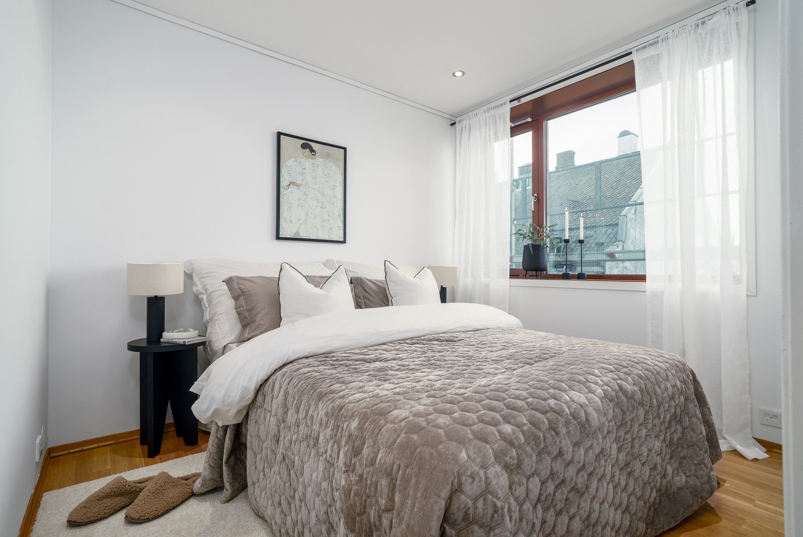 Lyst og trivelig soverom med parkett på gulv! Galleribilde