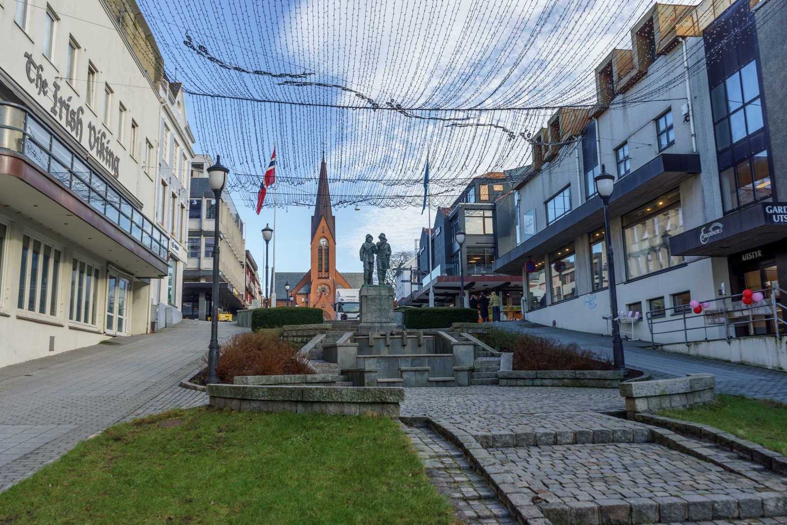 En gate opp fra leiligheten og en kommer seg rett til shoppinggaten i Haugesund. Her er det flere shoppingmuligheter med et godt utvalg. Galleribilde