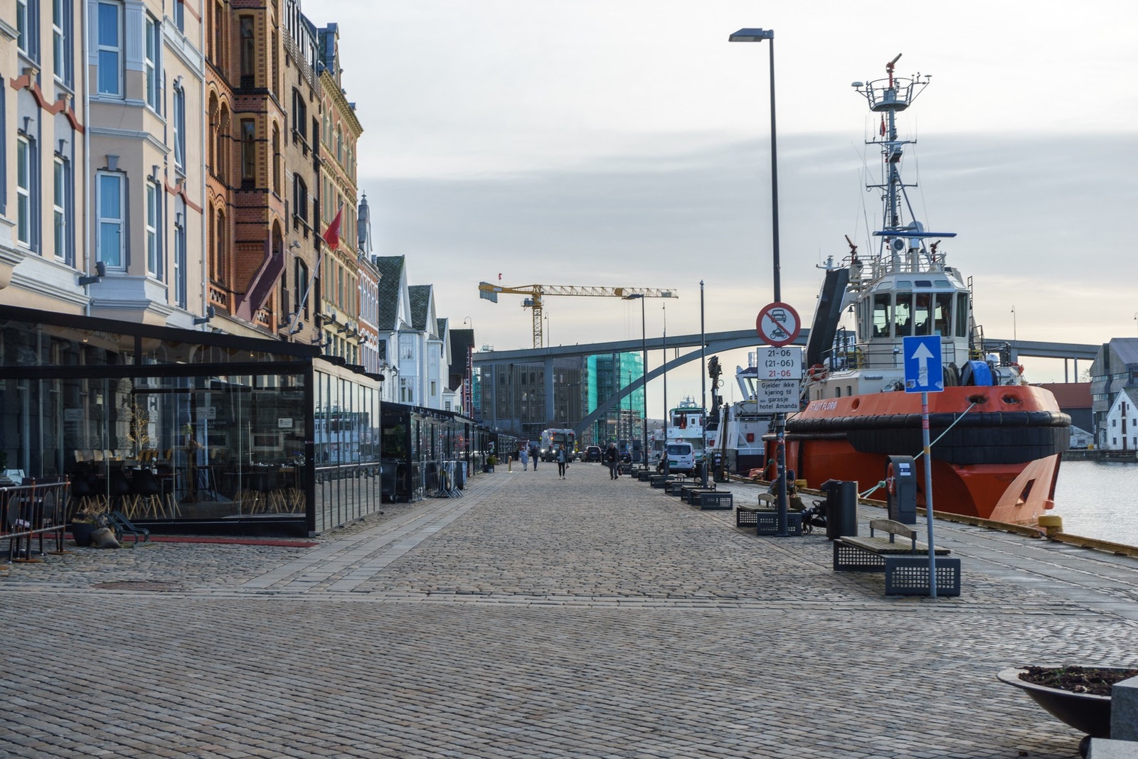 Trives en blant det sosiale, kan en spasere rett ned til kaien, hvor det er flere gode restaurant muligheter, samt hyggelige kafeer i Haraldsgata. Galleribilde