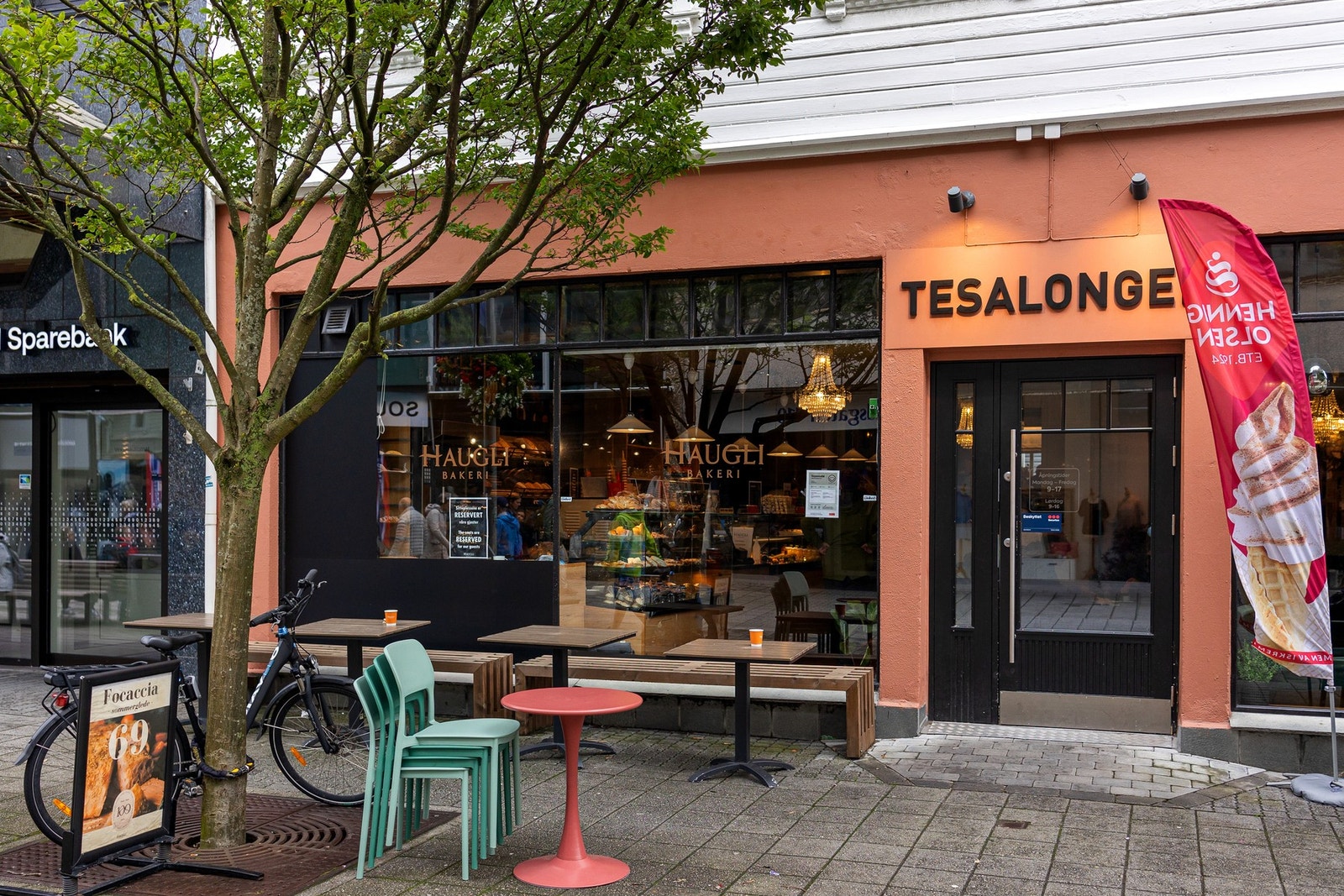 Trivelige kafeer like ved. Galleribilde