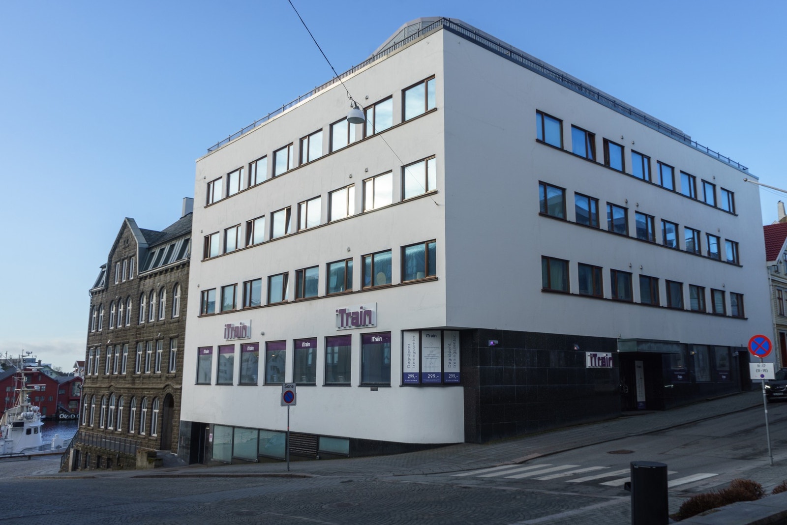 Leiligheten ligger perfekt til midt i Haugesund sentrum. Her kan en la bilen stå og ta beinene fatt. Galleribilde