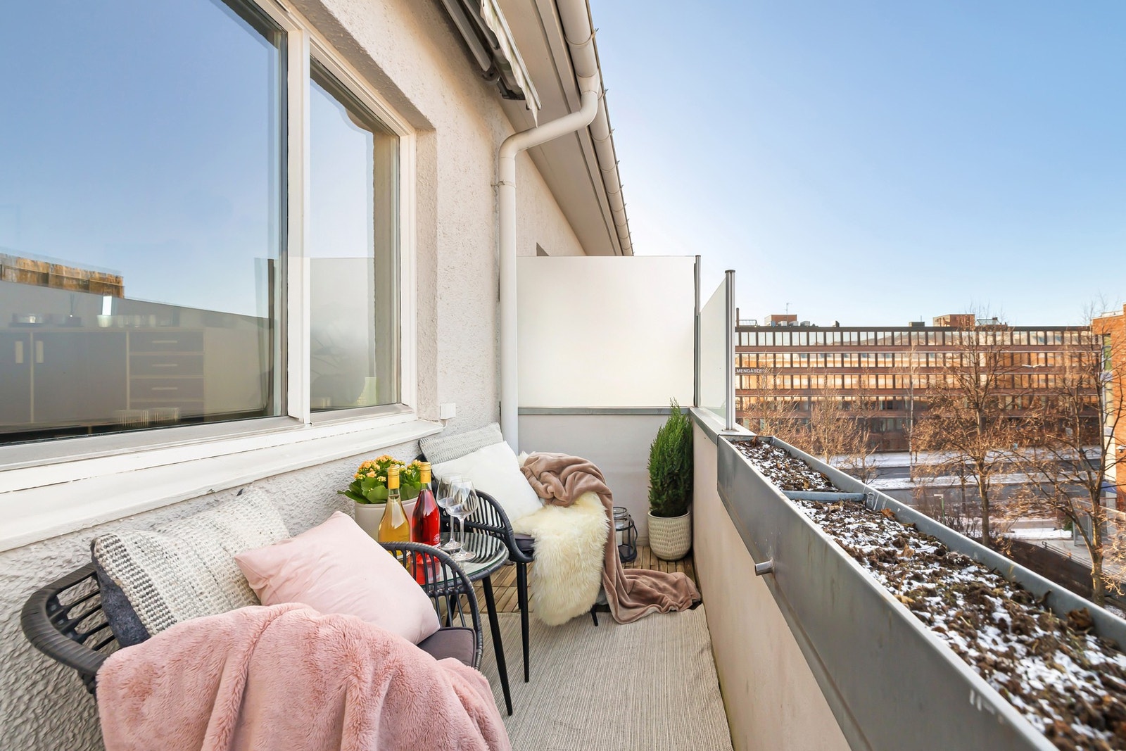 Utgang fra stuen til solrik balkong! Galleribilde