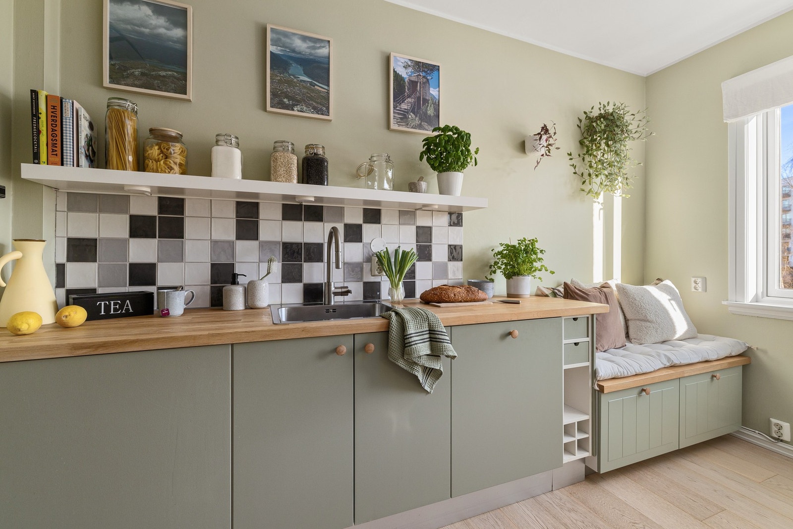 Herlig og delikat kjøkken med hyggelig spiseplass Galleribilde