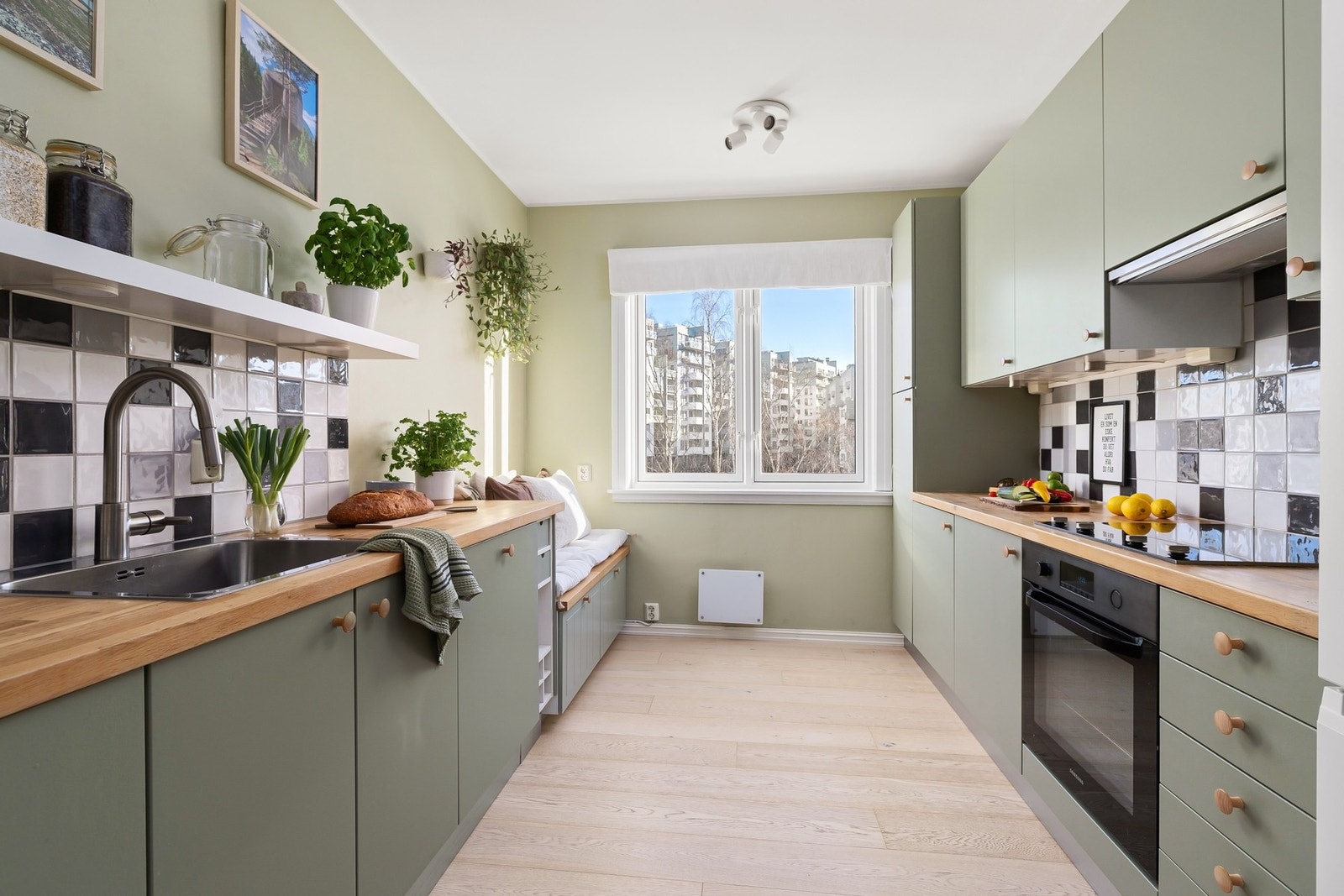 Delikat og tiltalende kjøkken med svært god skap-/og benkeplass Galleribilde