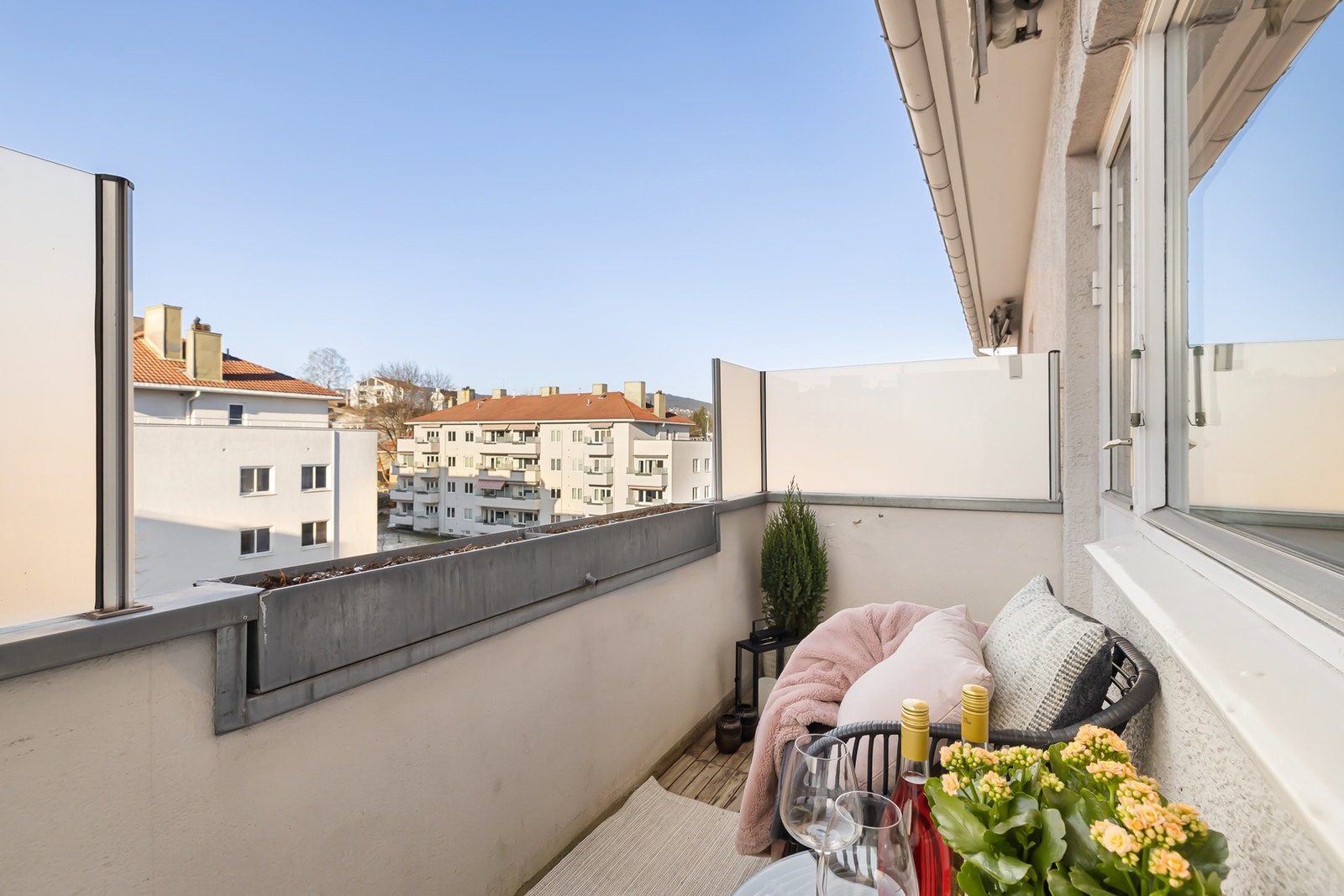 Utgang fra stue til balkong på 5 kvm, vendt mot nordvest Galleribilde