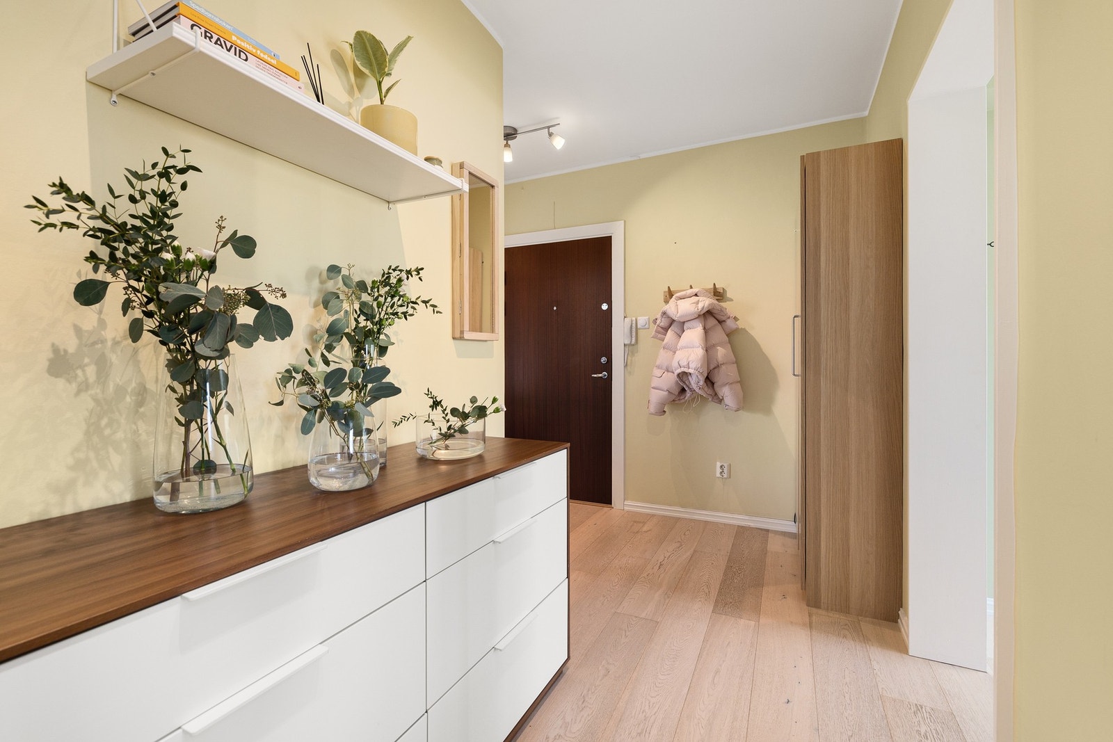 Garderobeskap montert i gang i 2024 Galleribilde