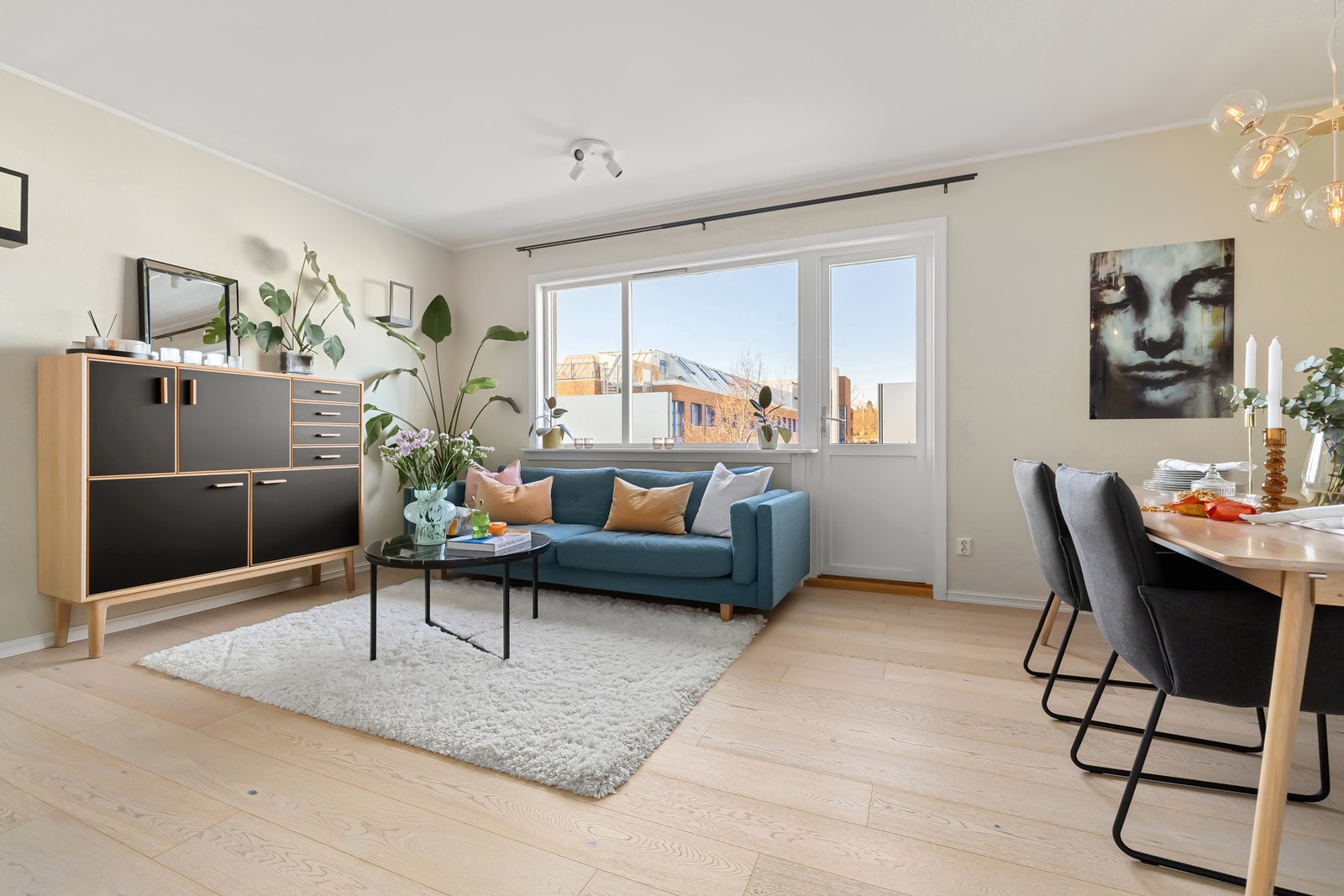 Stuen byr på en luftig og herlig romfølelse Galleribilde