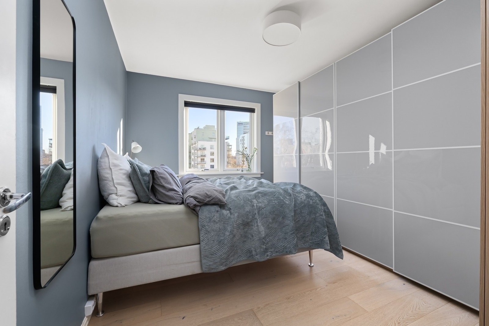 Stort soverom med skyvedørsgarderobe fra 2024 Galleribilde