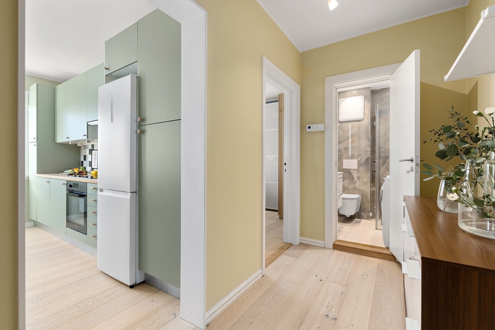 Entrè/gang, selve knutepunkt i boligen hvor kjøkken og stue ligger på hver sin side Galleribilde