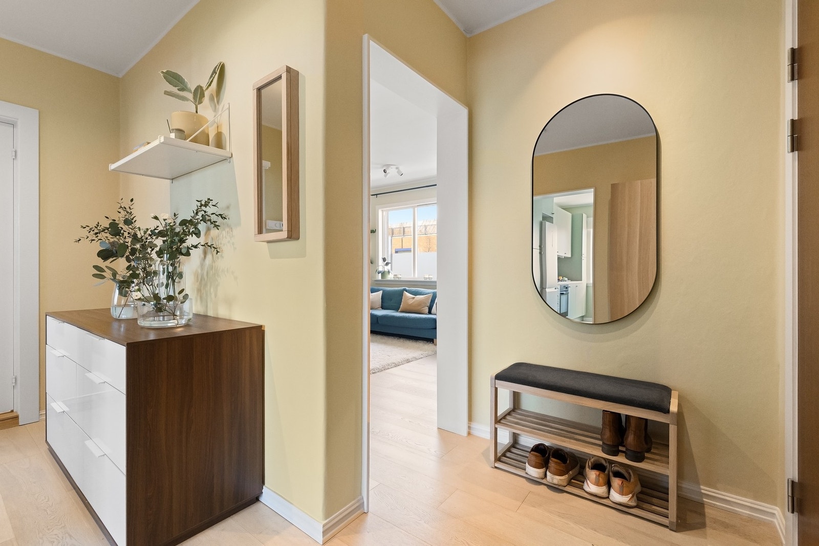 Godt med møbleringsplass og praktisk garderobeskap i gang Galleribilde