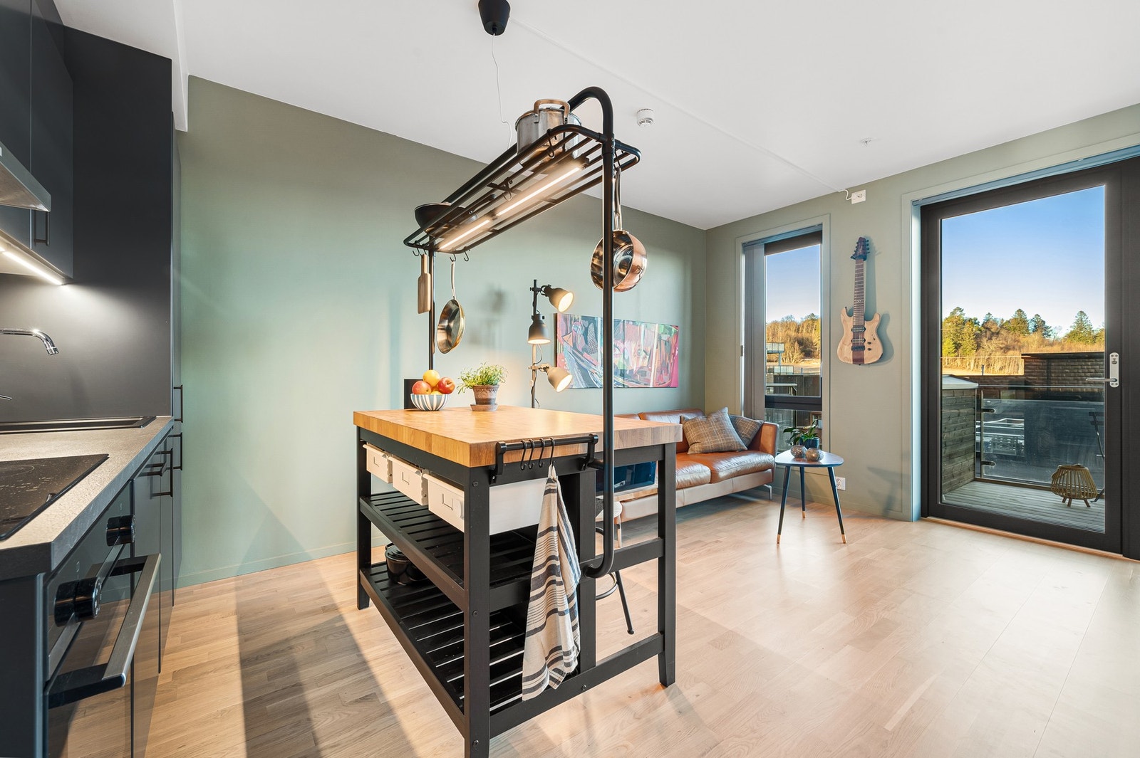 Leiligheten benytter seg av vannbåren varme til gulv på stue/kjøkken, entré og bad. Galleribilde