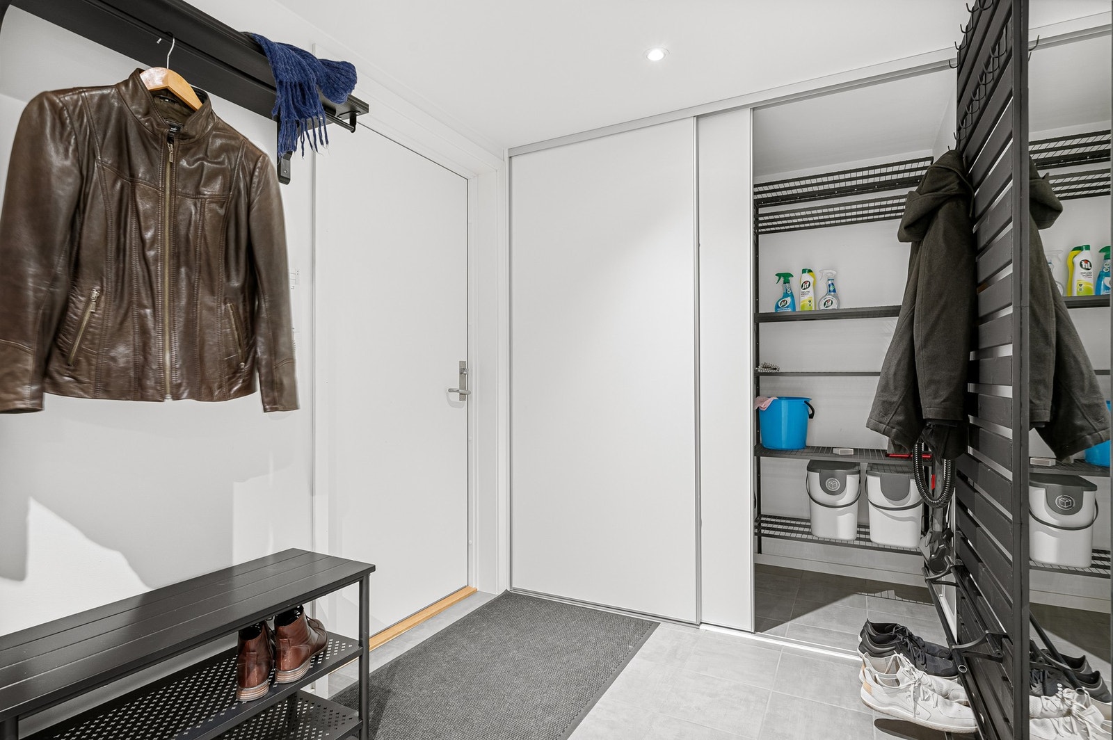 Praktisk skyvedørsgarderobe for ekstra oppbevaring. Galleribilde