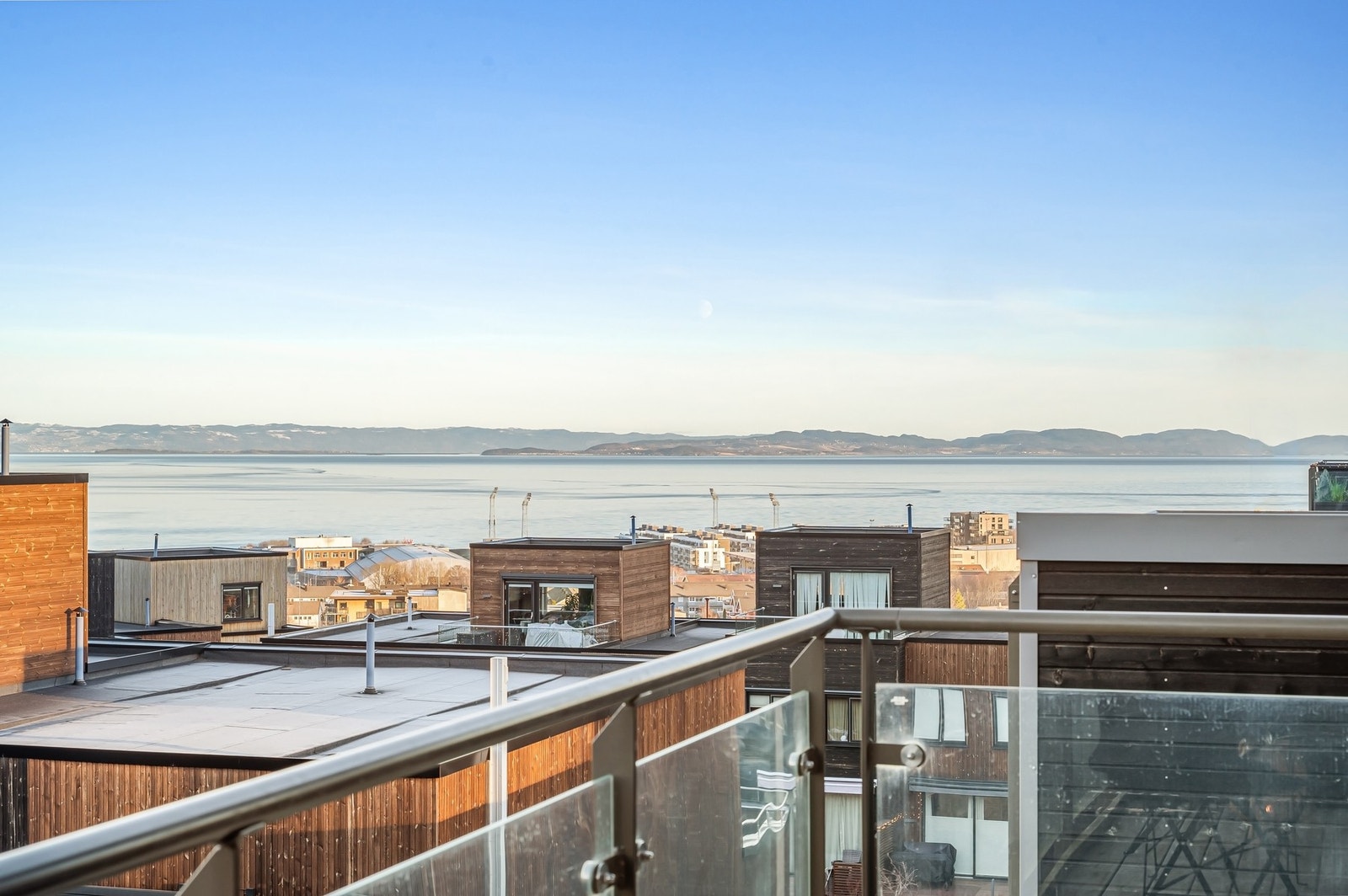 EiendomsMegler1 v/Camilla Forsland har gleden av å presentere en svært flott leilighet i Karen Aunes veg 16 A! Galleribilde