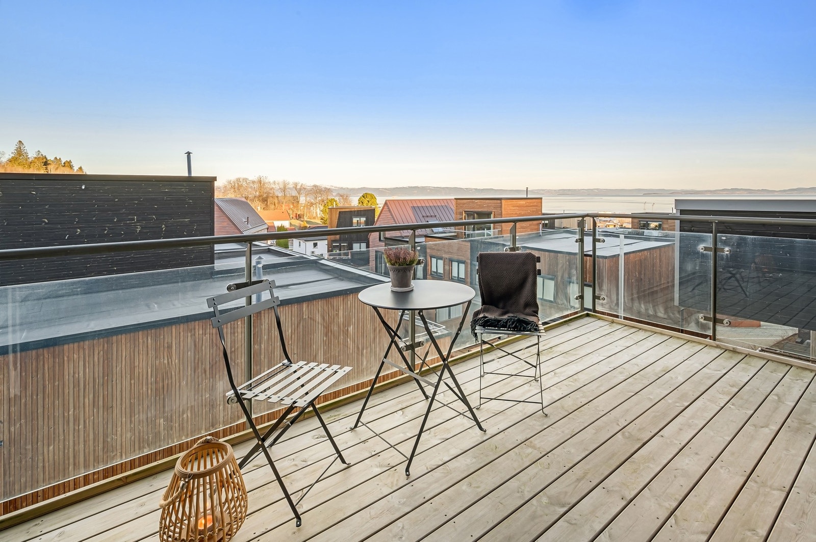 Fra stuen har man direkte utgang til leilighetens balkong. Her kan man nyte flott utsikt utover fjorden. Galleribilde