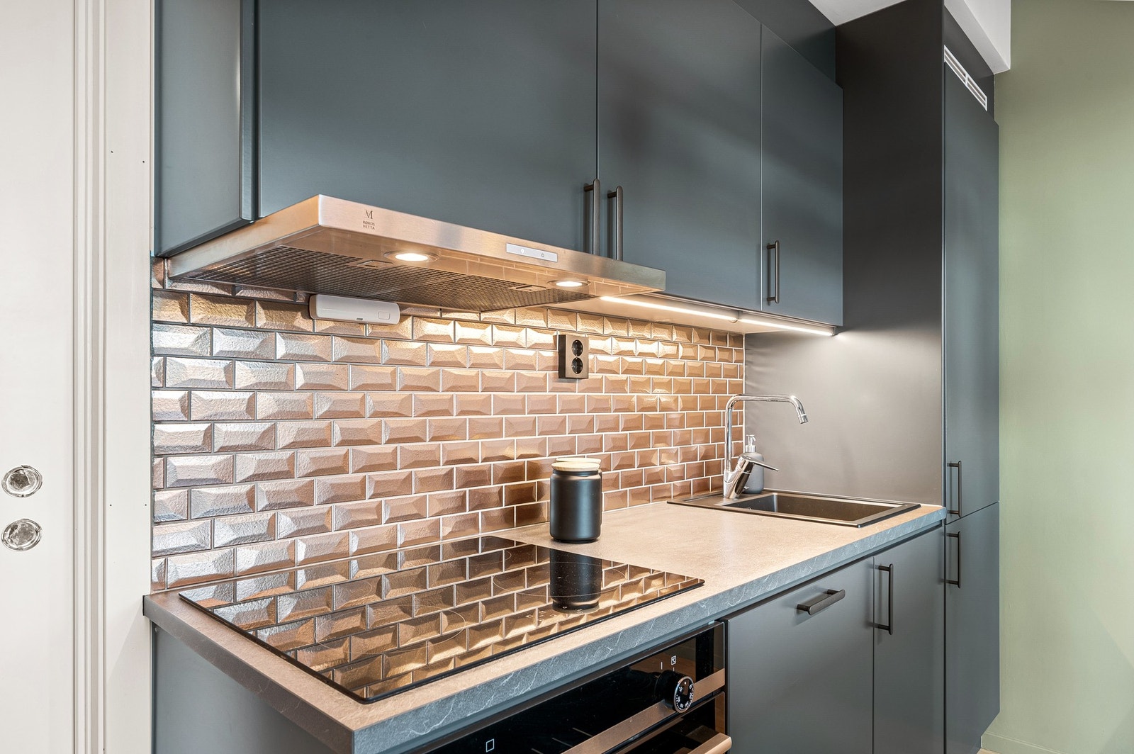 På kjøkkenet er det integrert platetopp, stekeovn, kjøl/fryseskap og oppvaskmaskin. Galleribilde