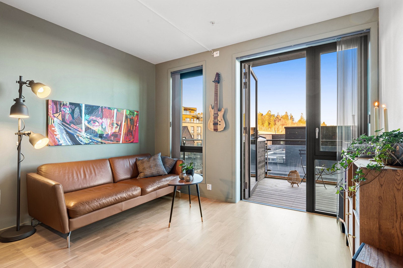 På stue/kjøkken er det parkett på gulv og malte flater på vegger. Galleribilde