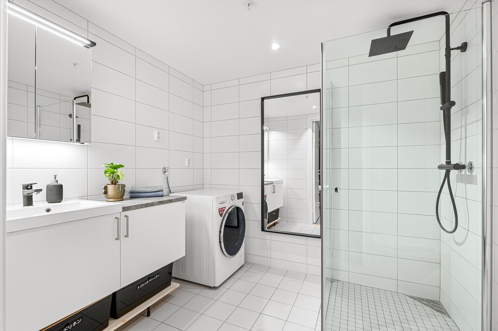 Lekkert flislagt bad på 5,3 kvm med vannbåren varme i gulv. Galleribilde