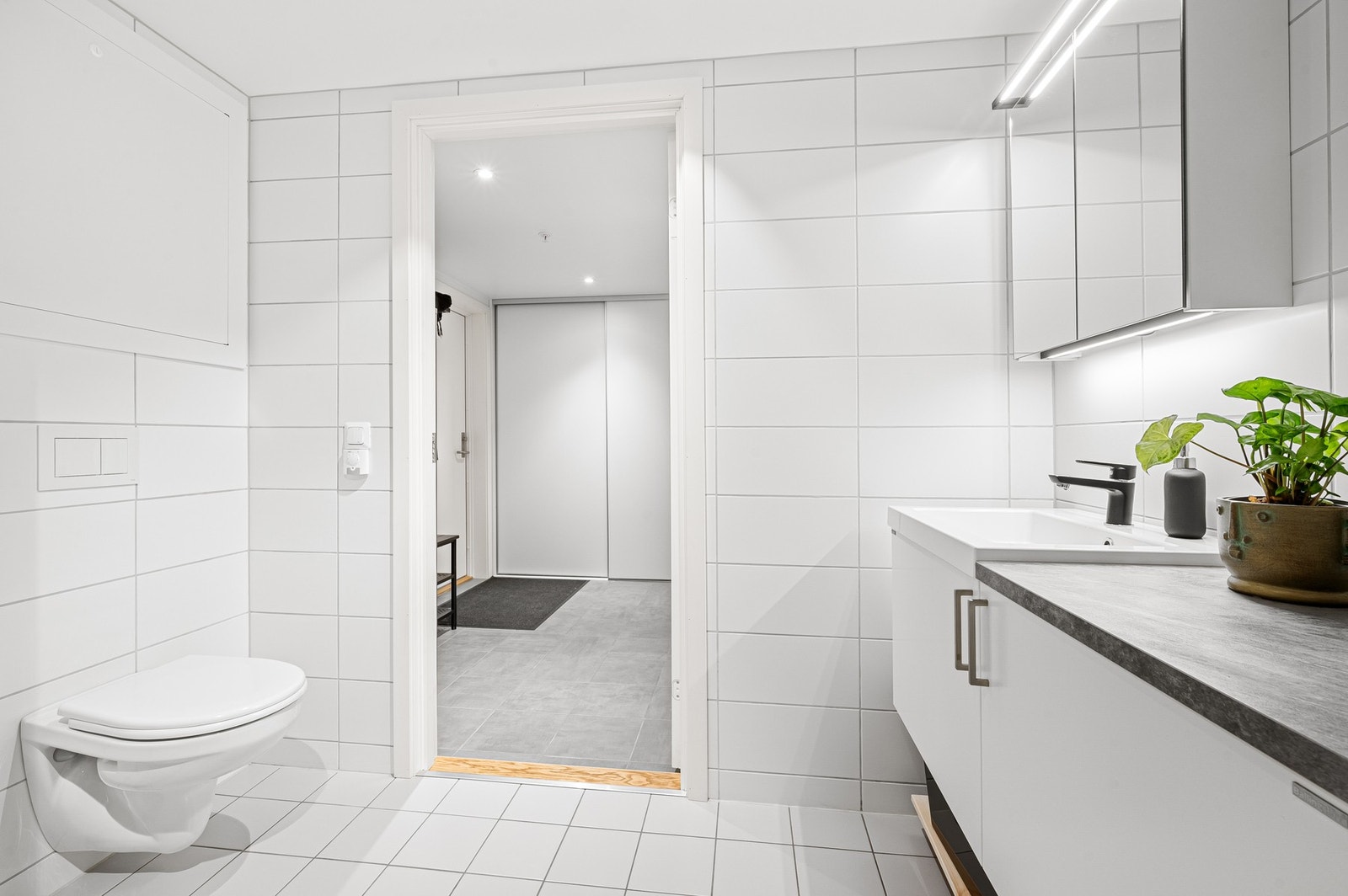 Badet har mekanisk avtrekk via boligens balanserte ventilasjonsanlegg. Galleribilde