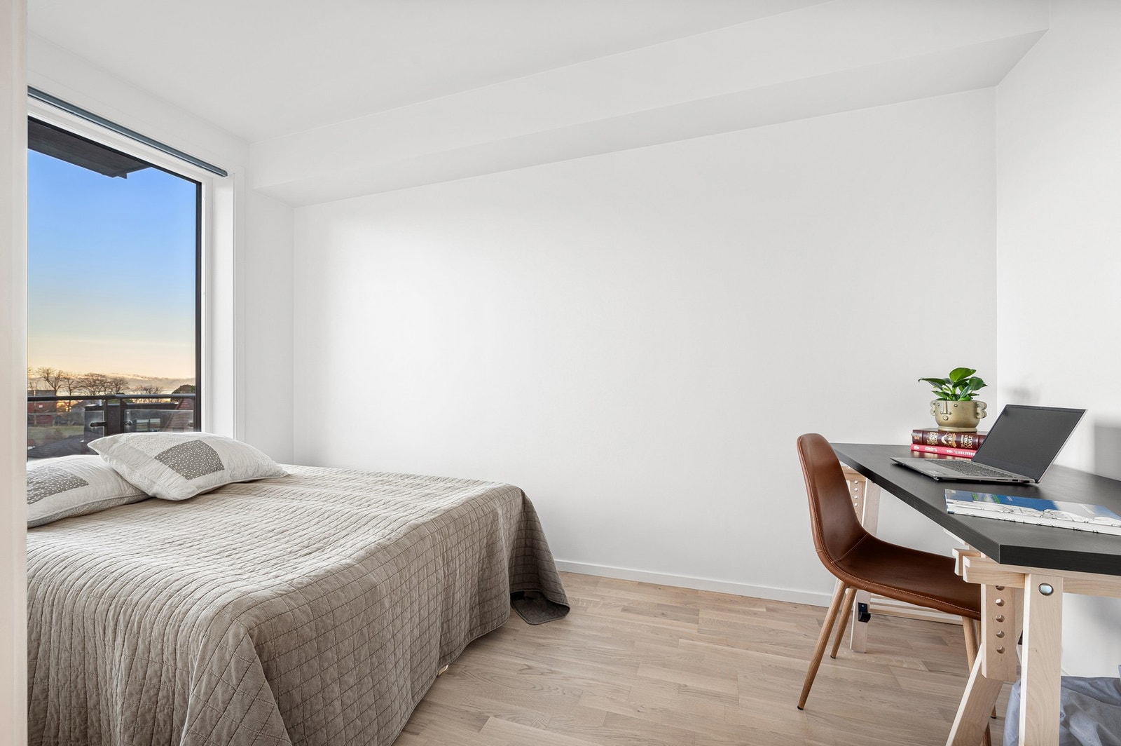 God plass til seng med tilhørende møblement. Galleribilde