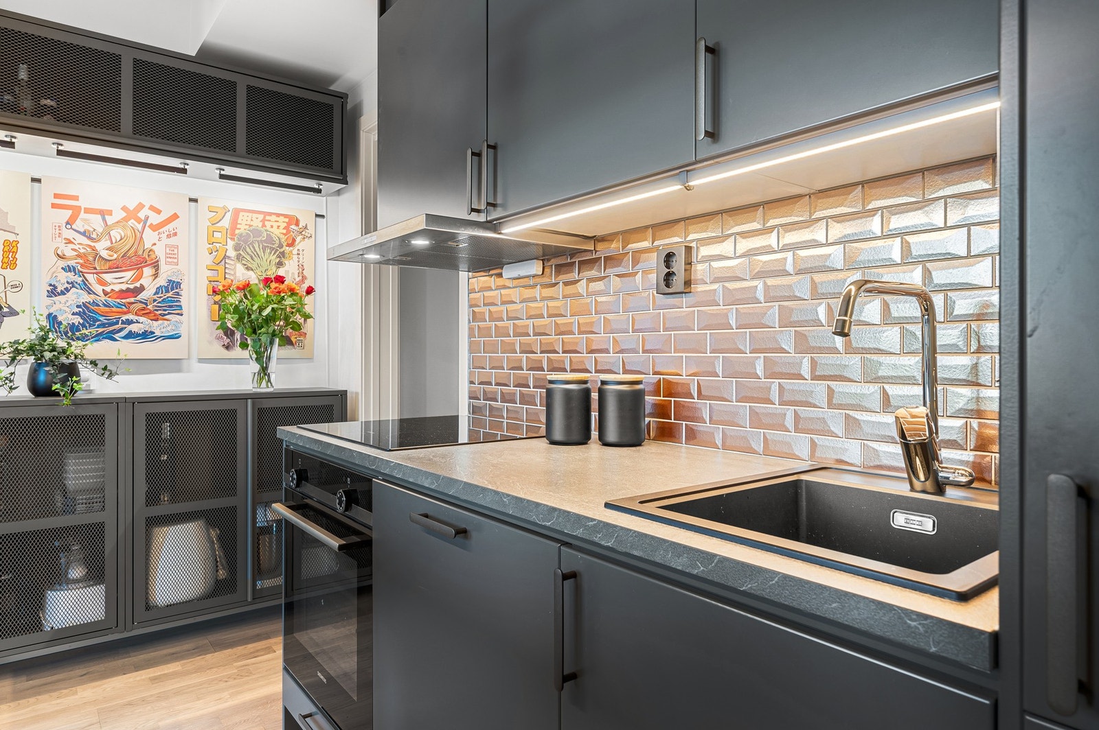 Med ekstra skap på vegg har man god plass til oppbevaring av kjøkkenutstyr. Galleribilde