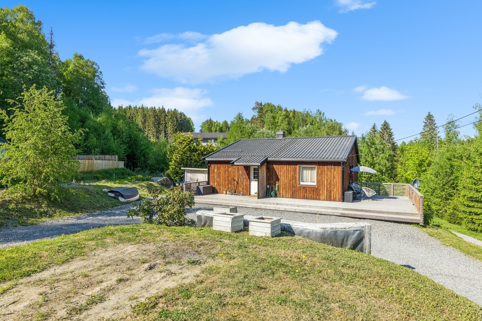 Tomt på nesten 1 mål med store, grønne gressplener og gruset gårdsplass. Galleribilde