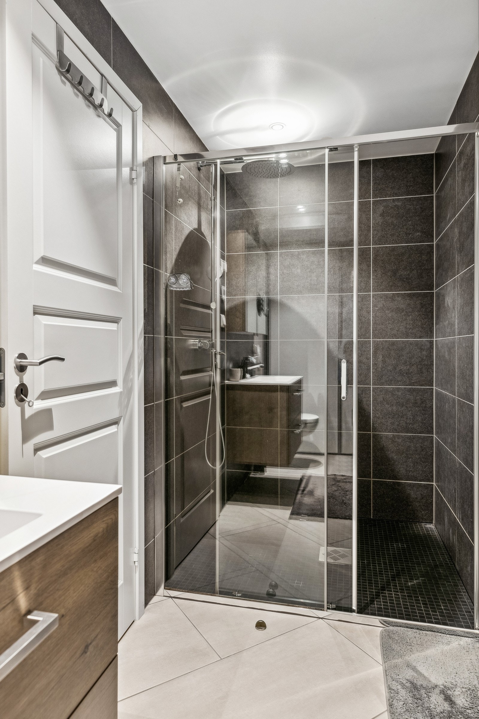 Stor dusj med skyvedører i glass. Galleribilde