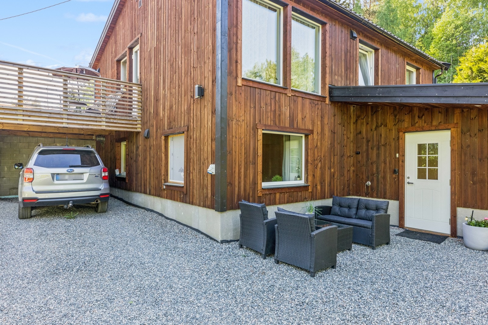 Carport under terrassen. Galleribilde