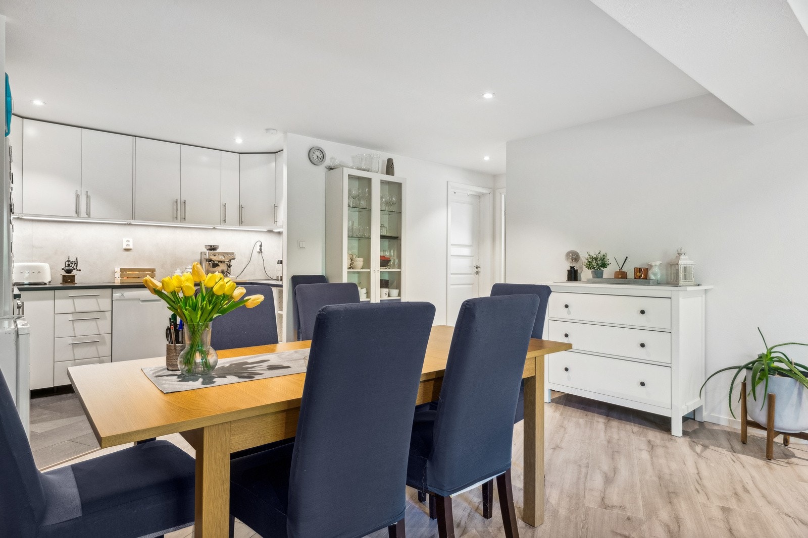 Stue og kjøkken. Galleribilde