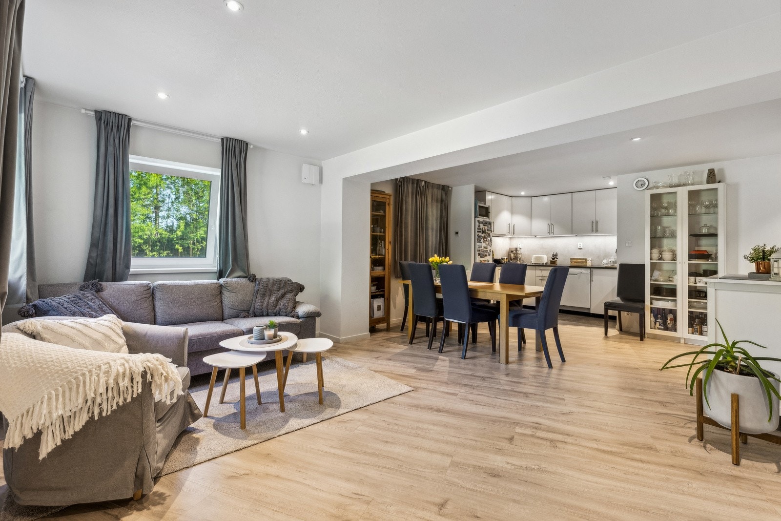 Stuen har god plass til sofagruppe og spisestue. Galleribilde
