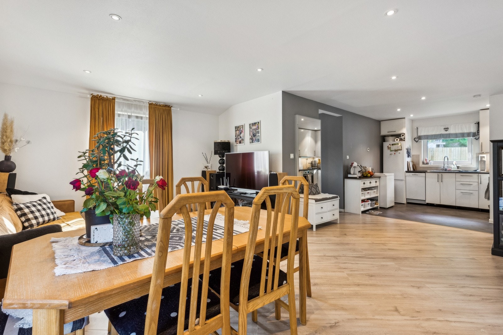 Stuen er romslig med gode møbleringsmuligheter. Galleribilde