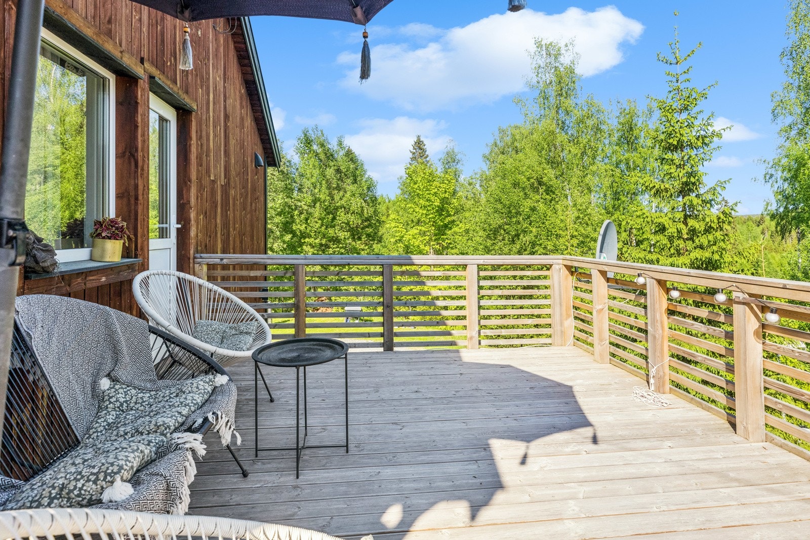 Fra stuen er det utgang til terrasse som strekker seg langs to av veggene. Galleribilde