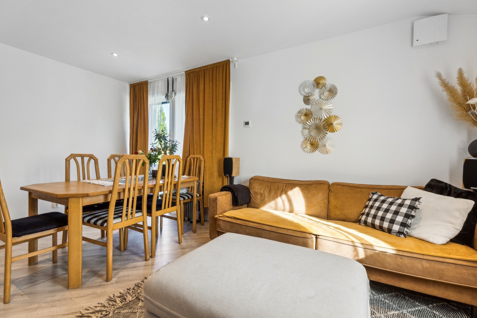 Plass til både sofagruppe og spisestue. Galleribilde