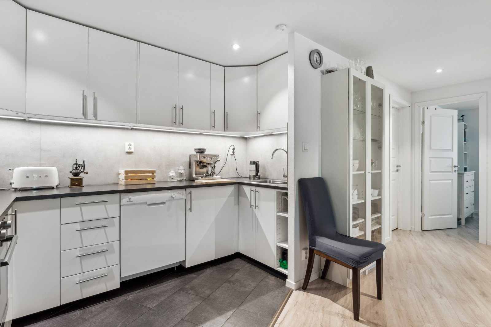 Kjøkkenet har integrerte hvitevarer som platetopp og stekeovn, underbygget oppvaskmaskin og plass til frittstående kjøleskap. Galleribilde