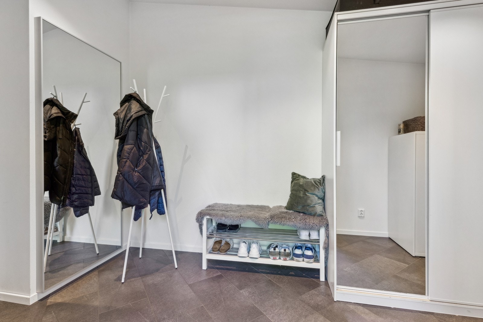 Rom innredet som entré i underetasjen. Galleribilde