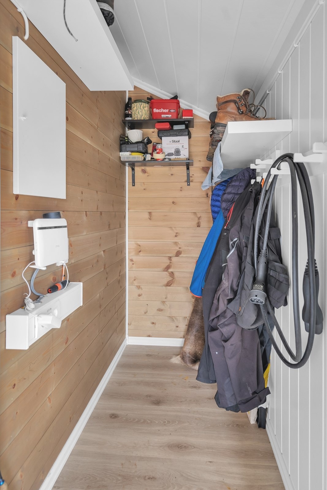 Praktisk utvendig bod for oppbevaring av ski og utstyr Galleribilde