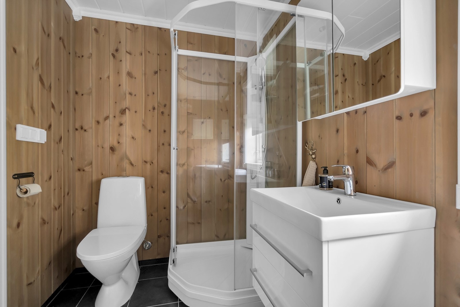 Lyst bad/vaskerom med fine detaljer Galleribilde