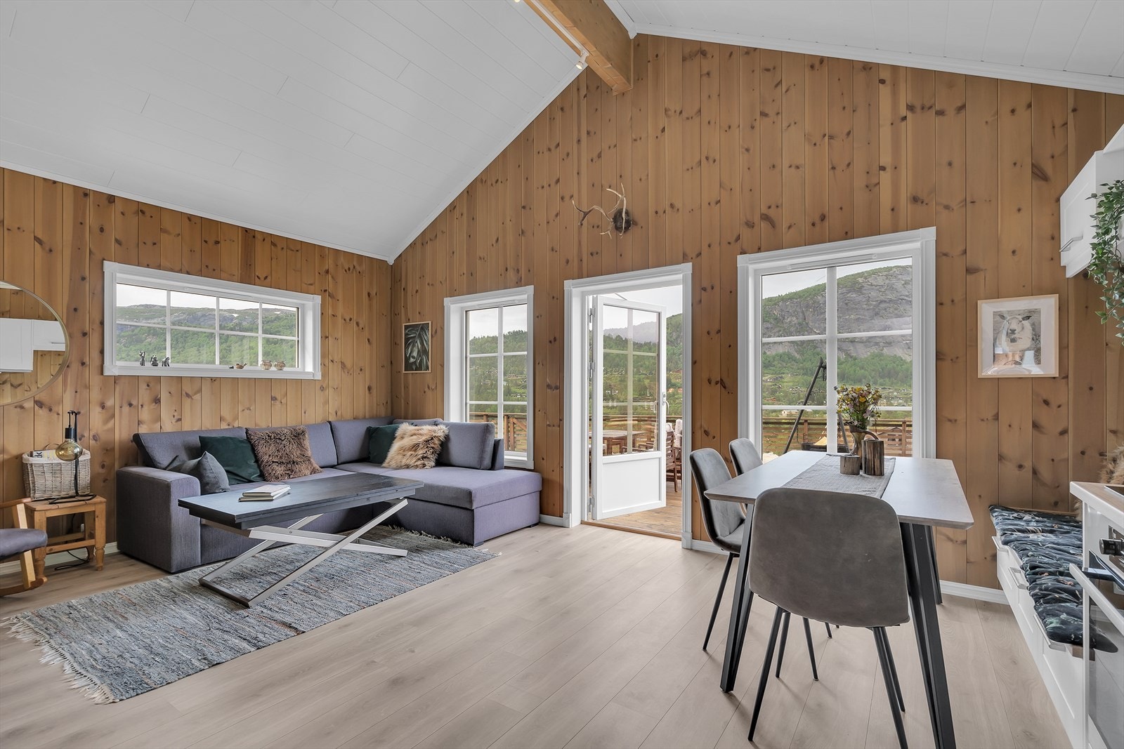 Åpen stue med kjøkkenløsning av god størrelse med pent laminatgulv Galleribilde