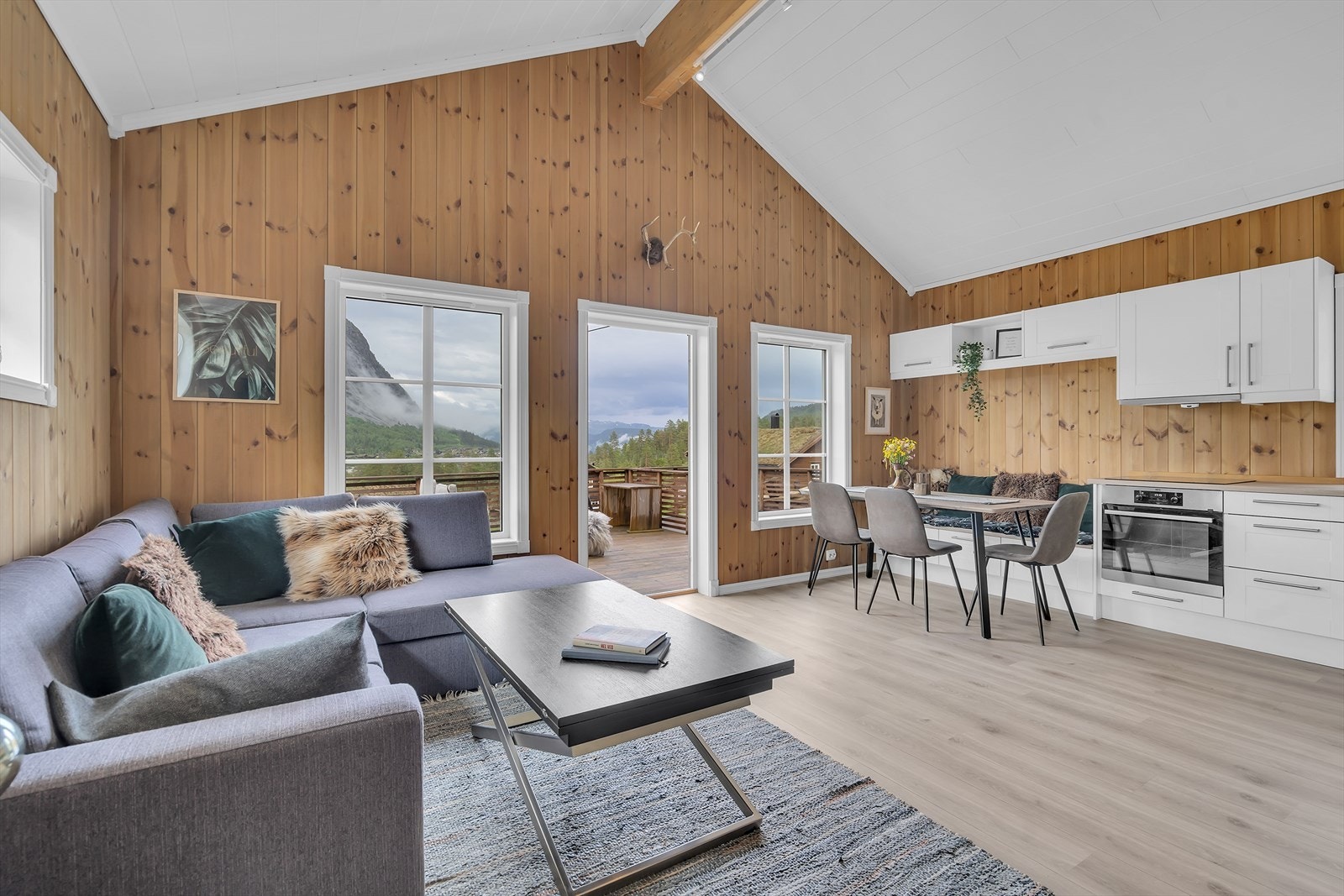 Stuen har flere vindusflater som slipper inn godt med naturlig lys Galleribilde