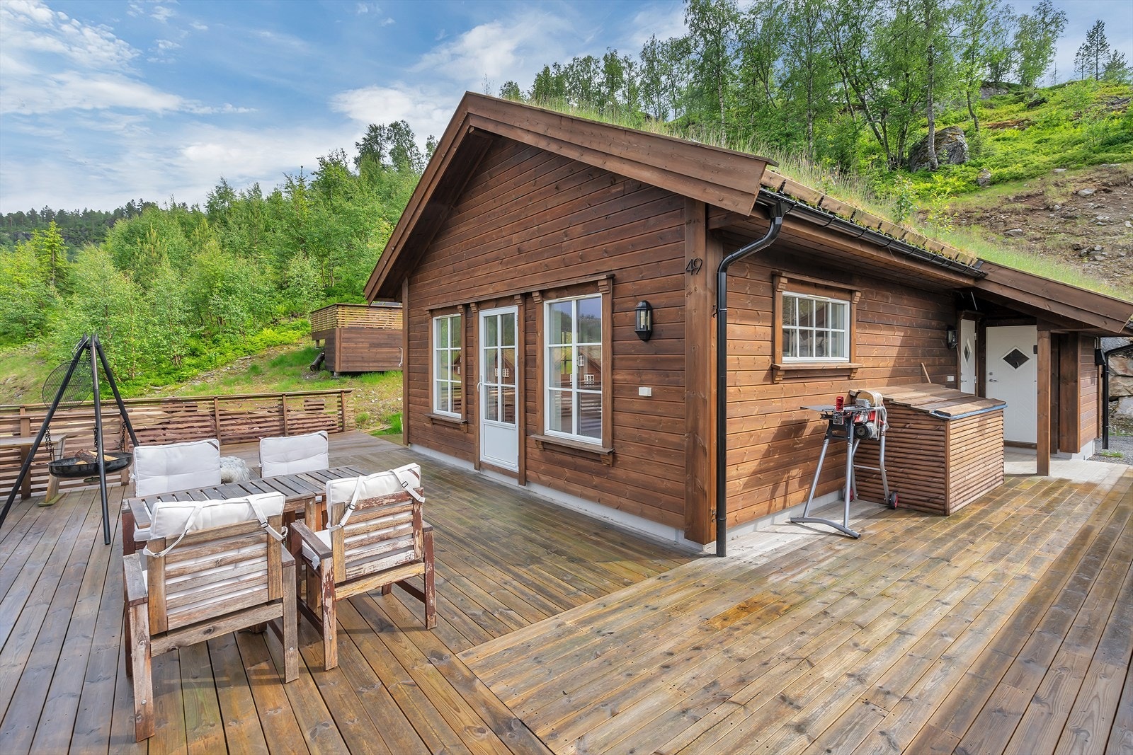 Hytten har en stor terrasse, hvor man nyte morgenkaffe med flott utsikt. Galleribilde