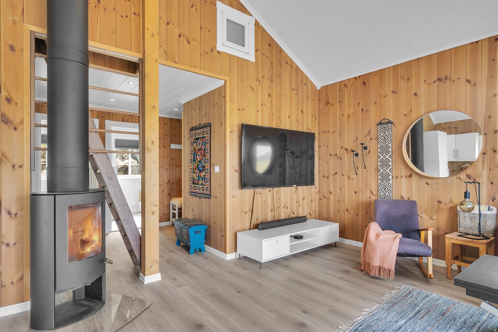 Moderne vedovn som bidrar til effektiv oppvarming og hyggelig atmosfære Galleribilde