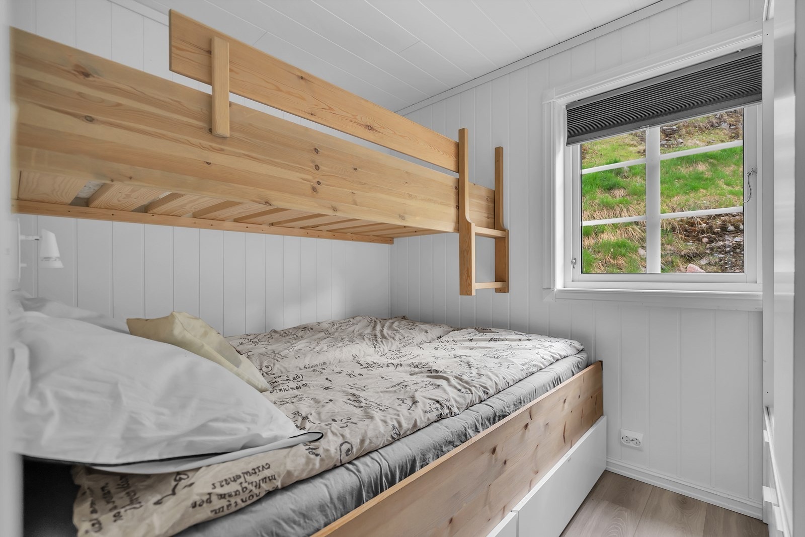 To gode soverom med laminatgulv og fine lyse farger på Galleribilde