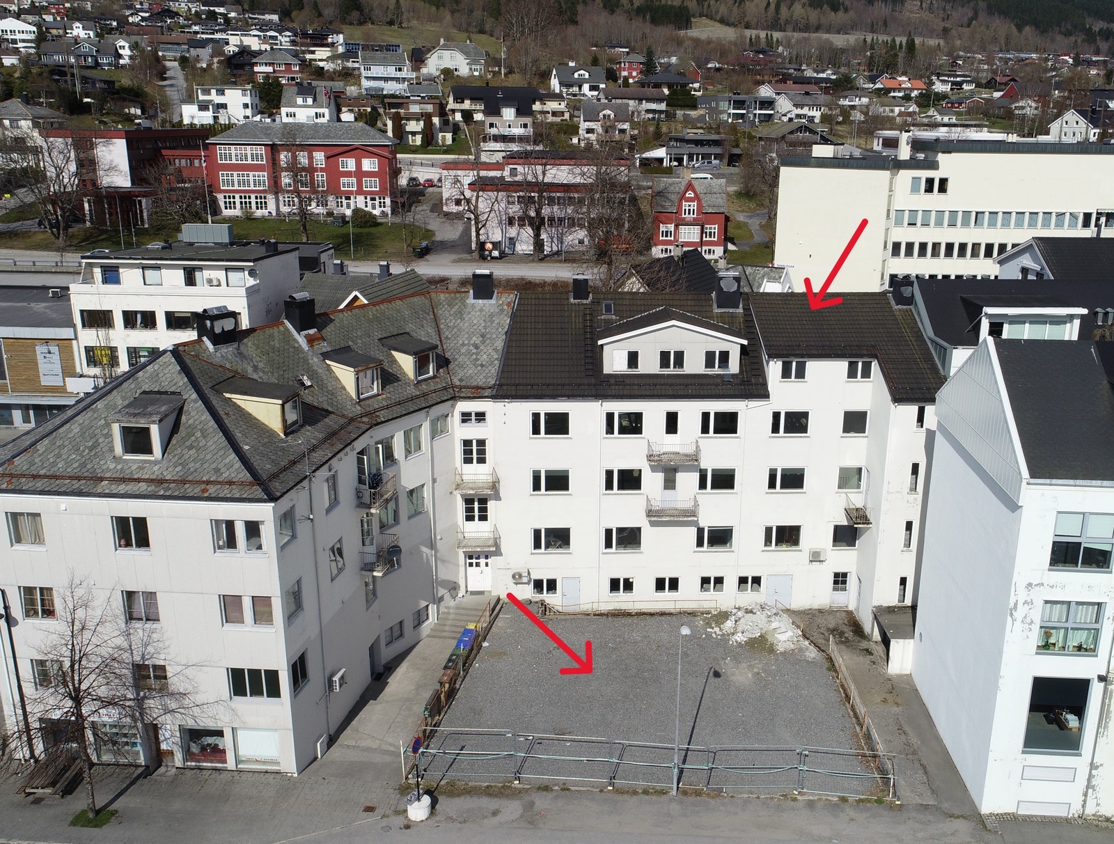 Tomt og fasade mot Sør Galleribilde