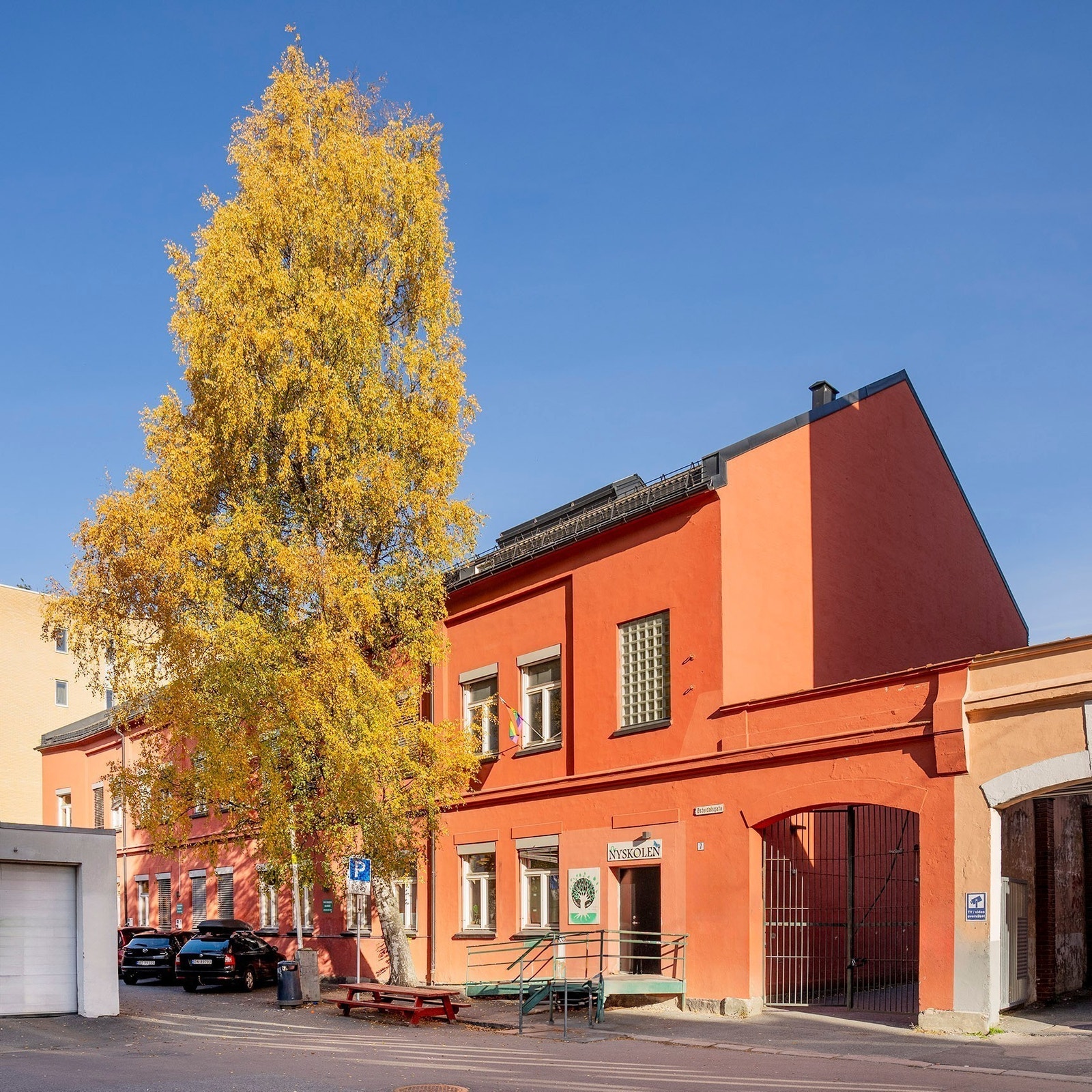 Utvendig. Bygget er planlagt malt vår 2025 Galleribilde