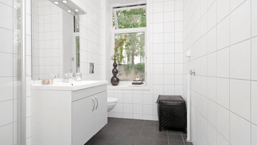 Pent, flislagt bad med dusjnisje, servant og wc i tillegg til opplegg for vaskemaskin. Galleribilde