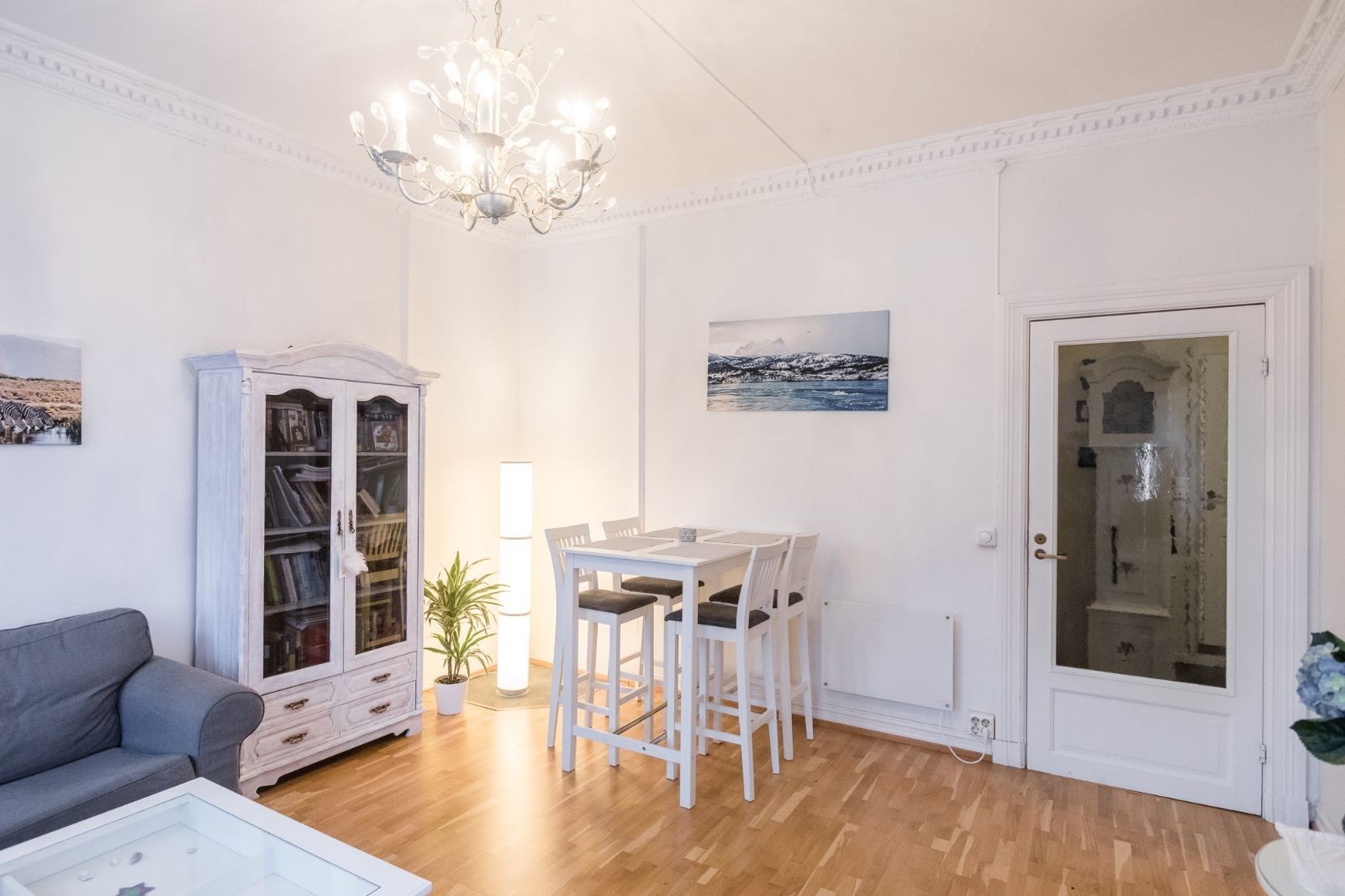 Stue med plass til spisebord. Galleribilde