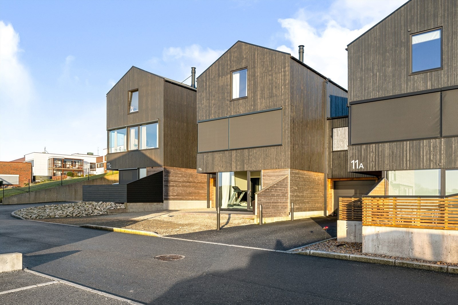 Det er montert solskjerming på vinduene i stuen Galleribilde