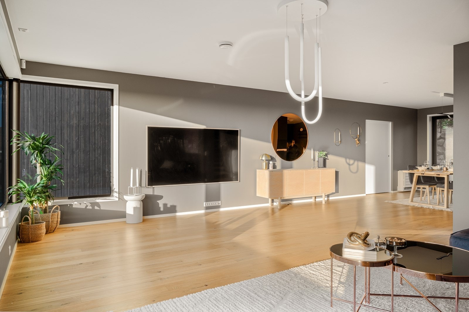 Delvis åpen løsning mellom stue og kjøkken Galleribilde