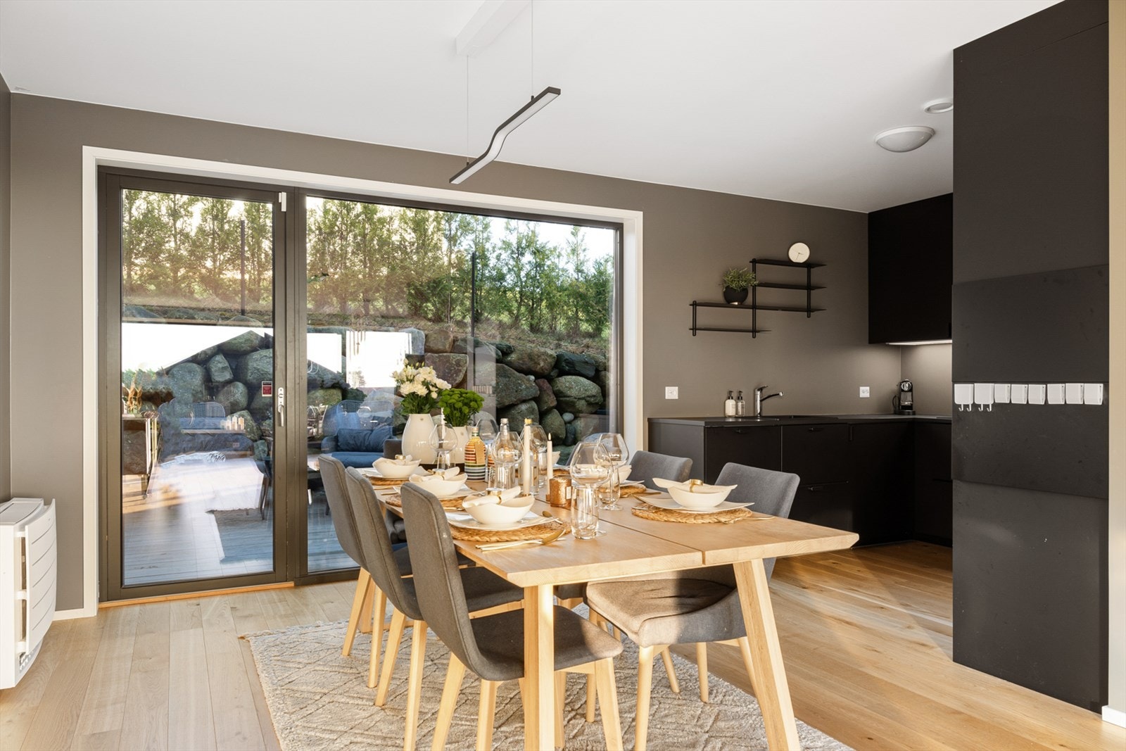 Moderne sort kjøkken med plass til stor spisebord Galleribilde