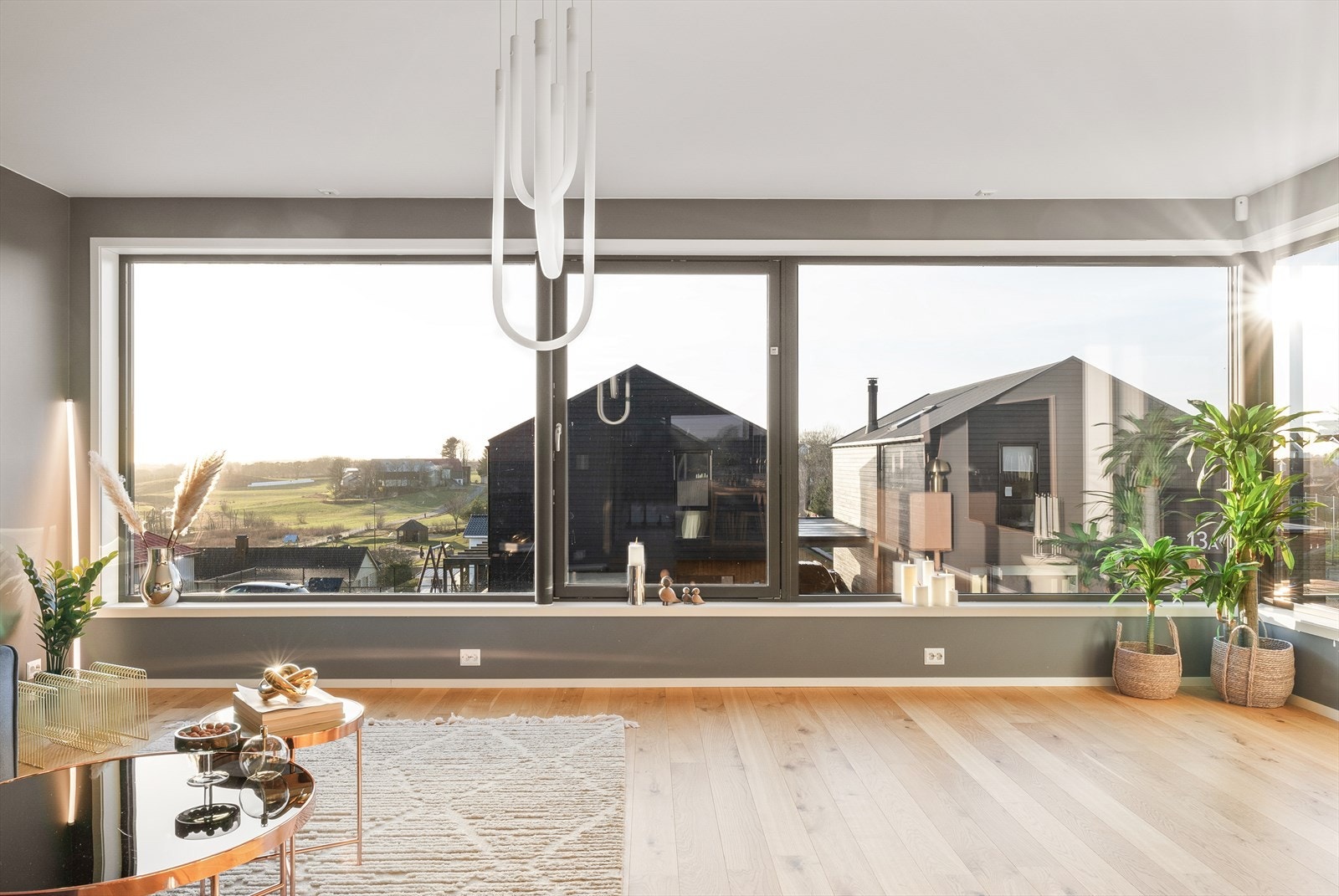 Stuen har store vinduer som gir mye naturlig lys Galleribilde